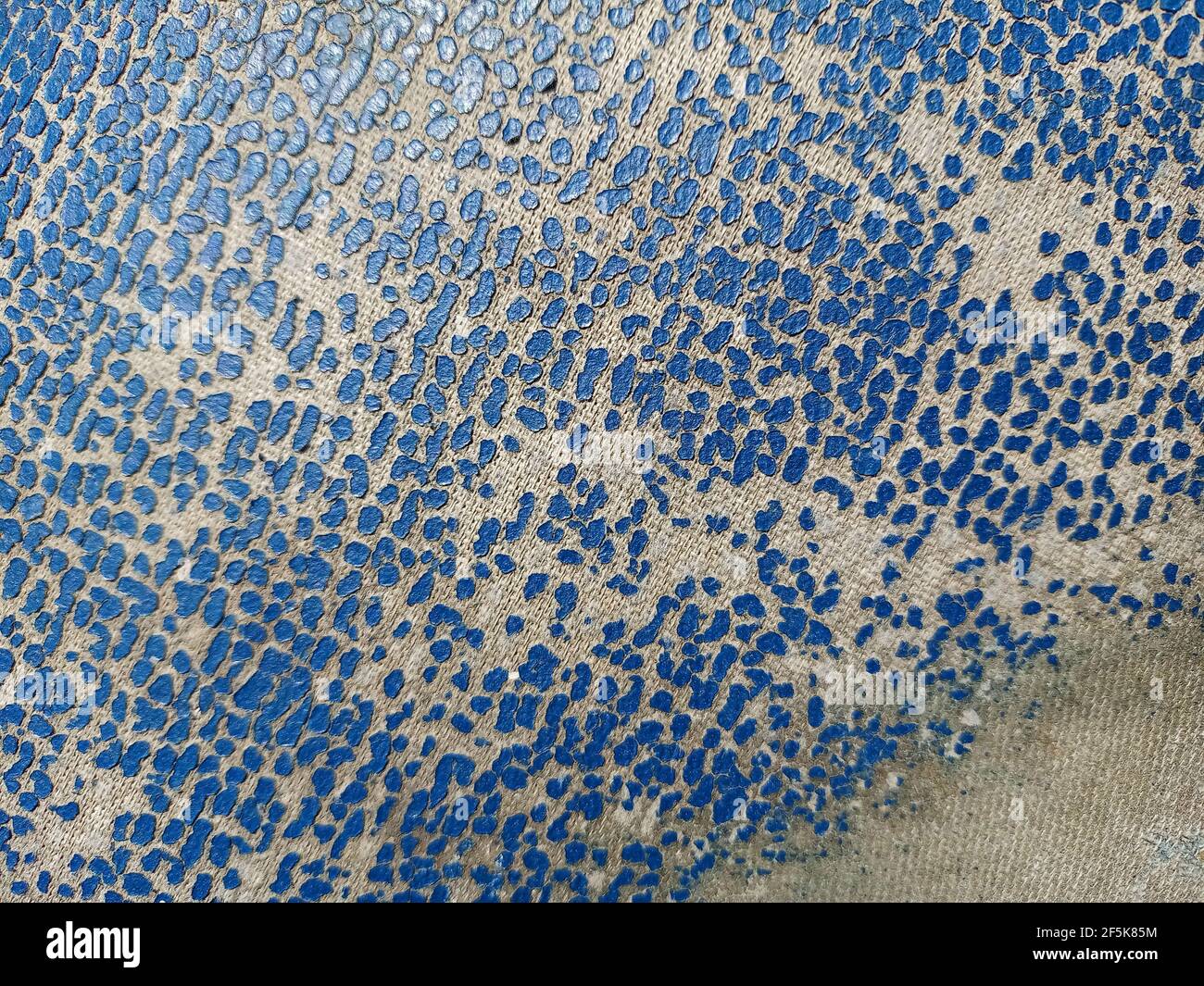 Alte Lederstruktur. Blaue rissige Haut. Gepunktete blaue Textur auf dem Stoff. Stockfoto