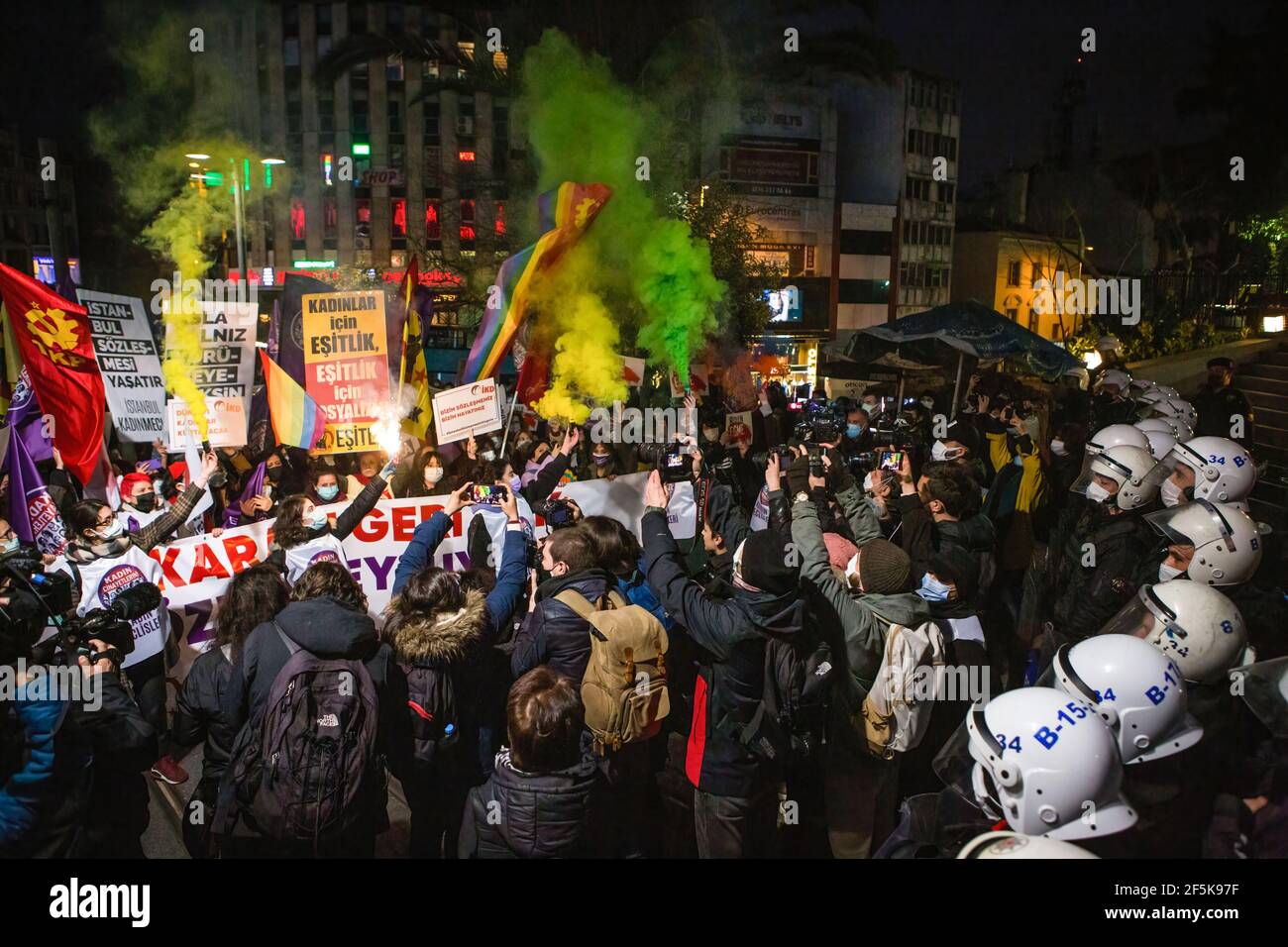 Demonstranten halten Rauchbomben während der Demonstration. In Kadikoy versammelten sich Menschen, um gegen die Entscheidung über den Austritt aus der Istanbuler Konvention zu protestieren. Stockfoto