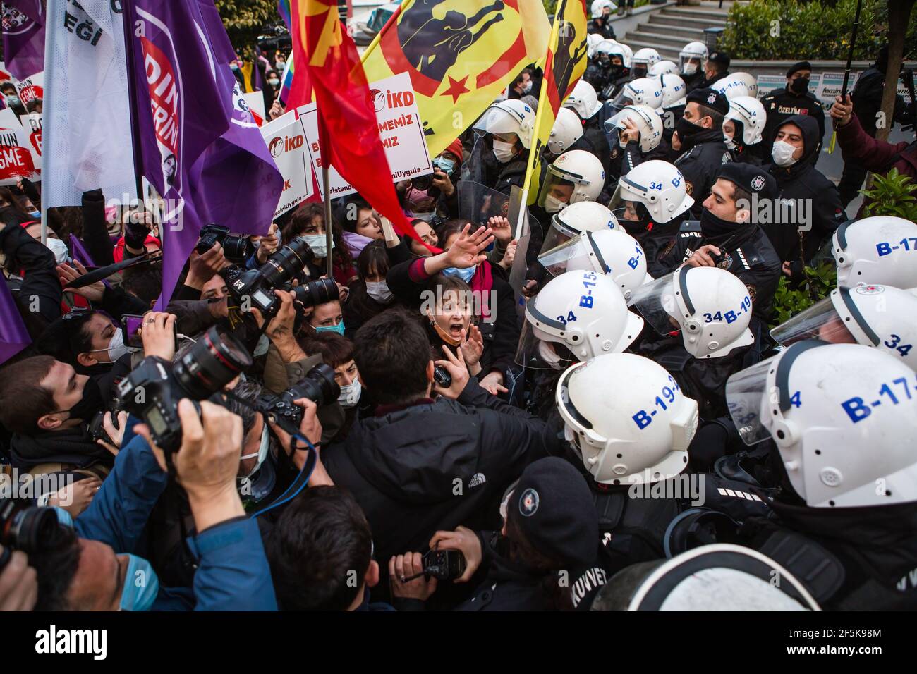 Demonstranten konfrontieren die Polizei während der Demonstration. In Kadikoy versammelten sich Menschen, um gegen die Entscheidung über den Austritt aus der Istanbuler Konvention zu protestieren. Stockfoto