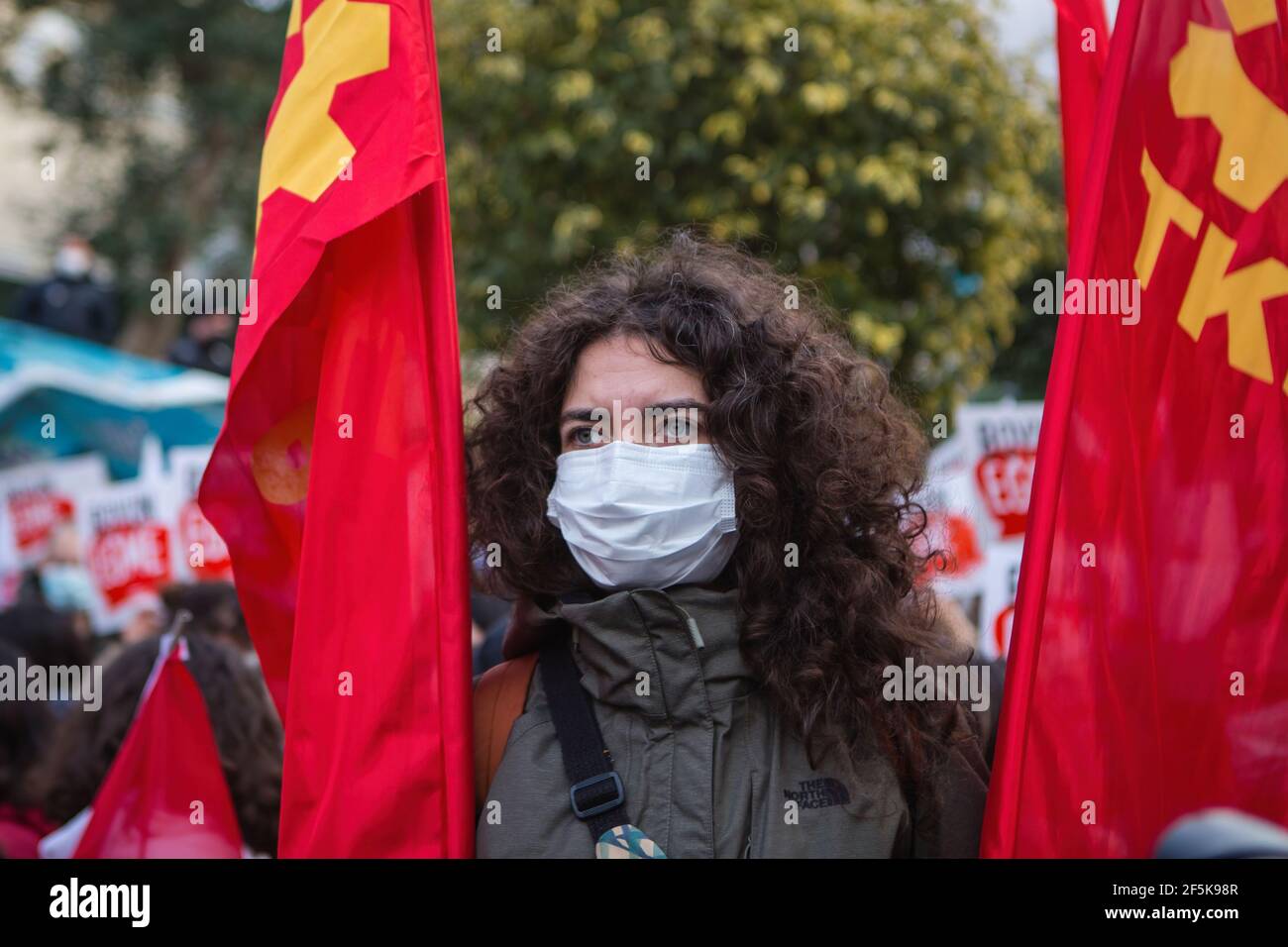 Ein Protestler hält während der Demonstration Flaggen. In Kadikoy versammelten sich Menschen, um gegen die Entscheidung über den Austritt aus der Istanbuler Konvention zu protestieren. Stockfoto