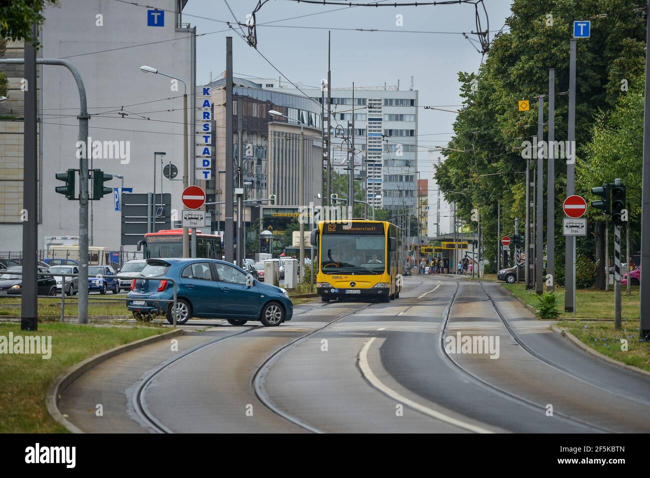 Dresden, Deutschland - 17. August 2015: Ansicht der Autoverkehrsstraße in Dresden, Deutschland. Dresden ist die 12th größte Stadt Deutschlands. Stockfoto