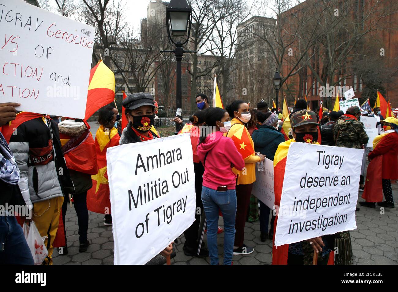 Demonstranten halten Plakate und Fahnen während der Demonstration. Demonstranten gehen auf die Straße, um gegen die eritreische militärische Besetzung von Tigray zu demonstrieren, nachdem die äthiopische Regierung Journalisten und Hilfskräfte in ihren Staat Tigray einreiseverbot verhängt hatte und Vorwürfe einer humanitären Krise und eines Völkermordes erhoben worden waren. Die Regierung bestreitet weiterhin den Tod Tigrayens sowie die Anwesenheit des Militärs aus dem nahe gelegenen Eritrea in der Region. Stockfoto