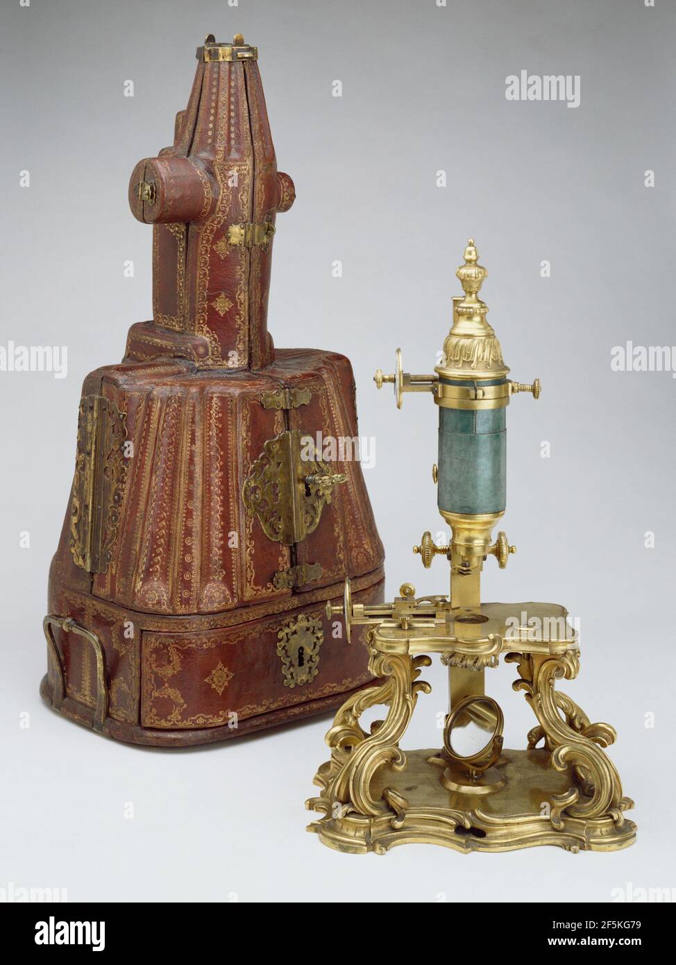 Zusammengesetztes Mikroskop und Gehäuse. Stockfoto