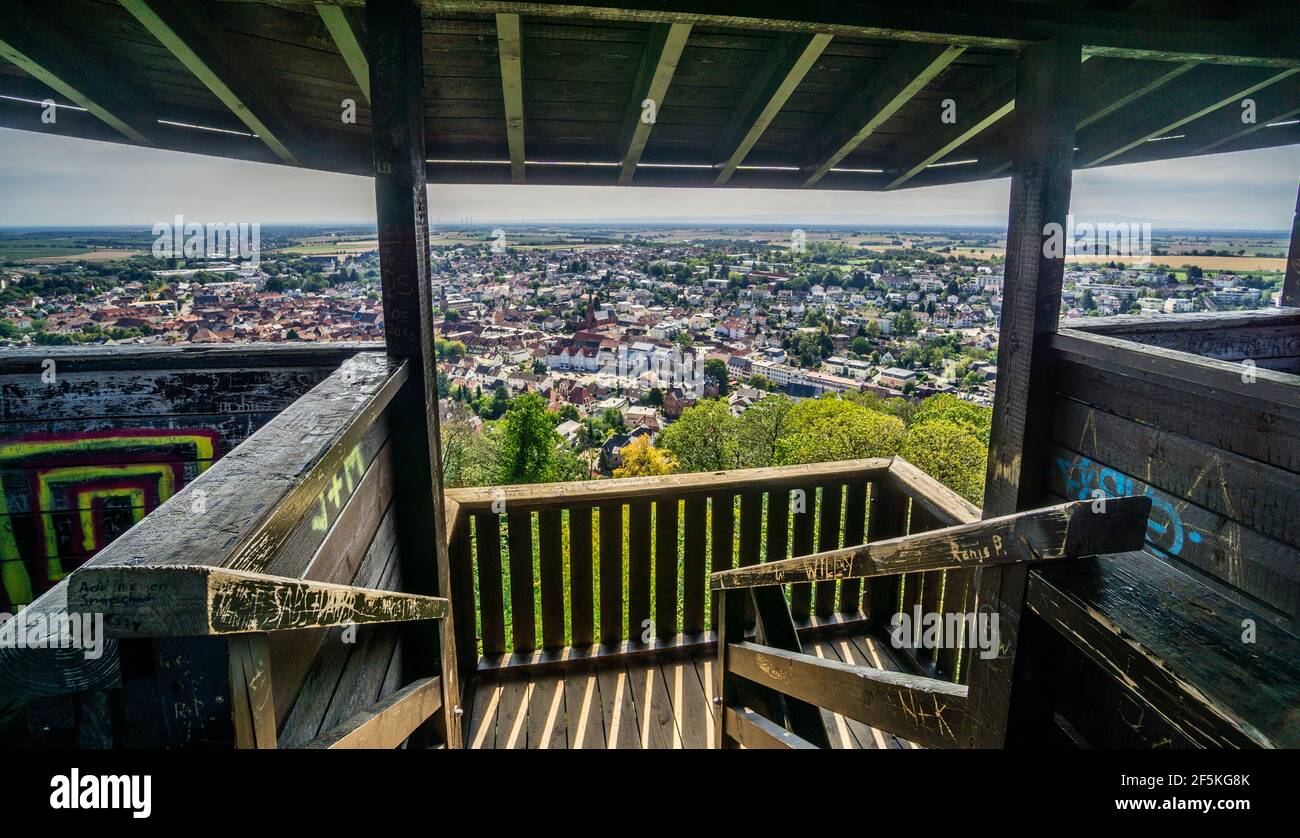 Blick auf Bad Bergzabern vom Aussichtsturm Bismarckturm, Deutsche Weinstraße, Rheinland-Pfalz, Deutschland Stockfoto