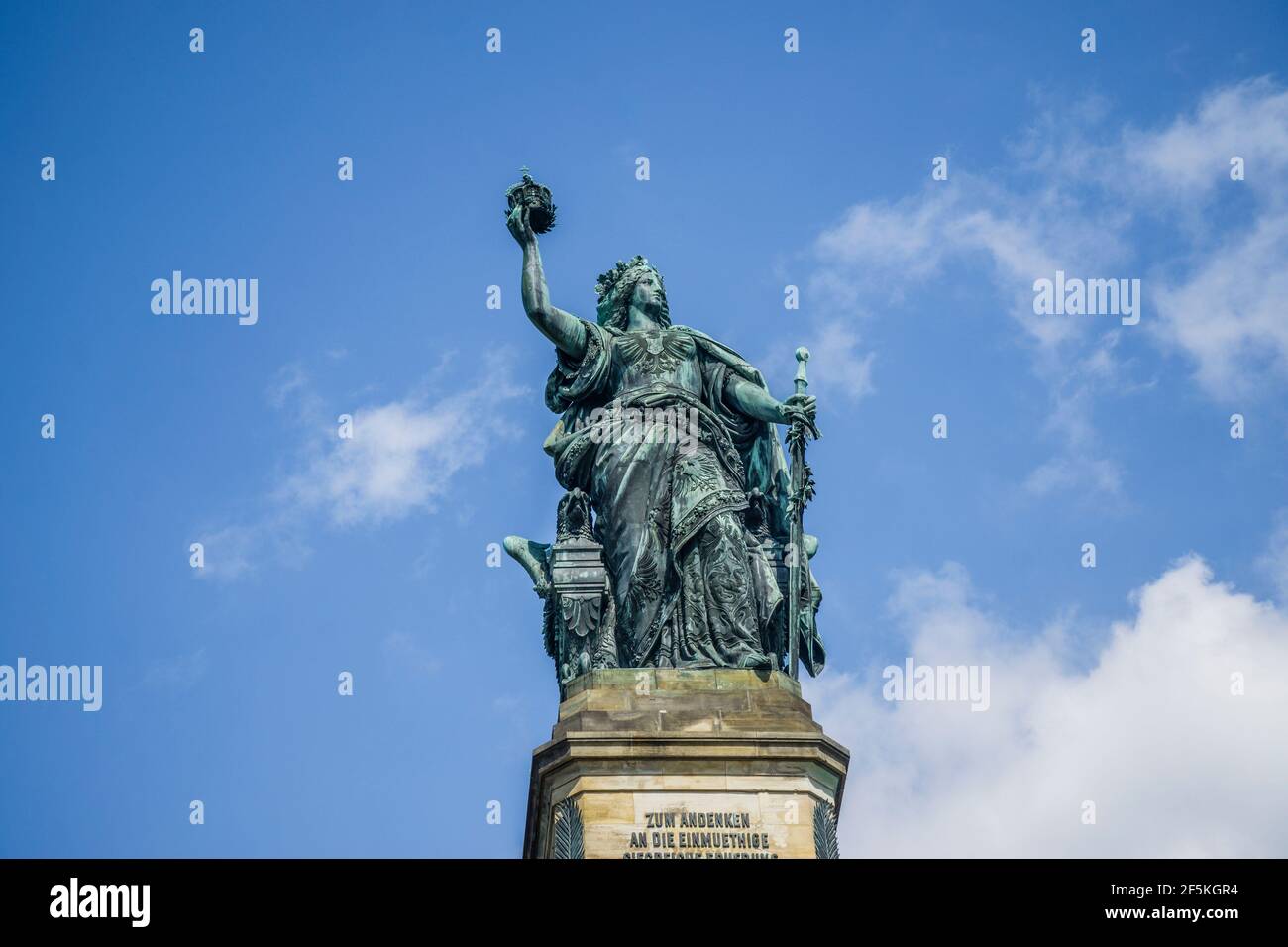 Germania Figur des Niederwalddenkmal mit der wiedergewonnenen Krone und dem Kaiserlichen Schwert, Rüdesheim, Hessen, Deutschland Stockfoto