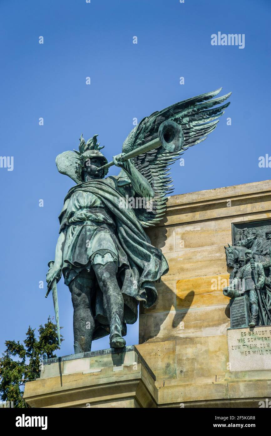 Statue der Kriegssegorie, im Niederwalddenkmal bei Rüdesheim, dargestellt als geflügeltes Genie, das in eine Trompete bläst und ein abgesenktes Schwert hält Stockfoto