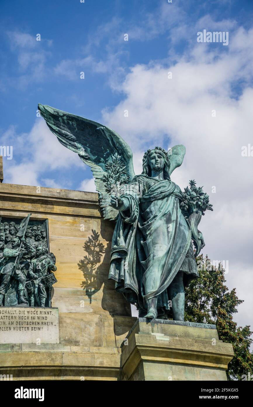 Die Allegorie Friedensstatue im Niederwalddenkmal bei Rüdesheim ist als Engel mit Ölzweig und Füllhorn dargestellt. Stockfoto