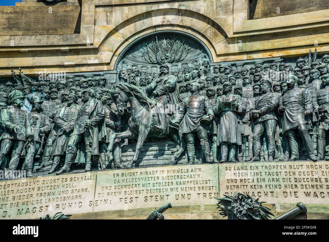 Relief unter der Germania-Statue im Niederwalddenkmal, auf der Kaiser Wilhelm I. mit Adel, Heereskommandanten und Soldaten auf einem Pferd reitet Stockfoto