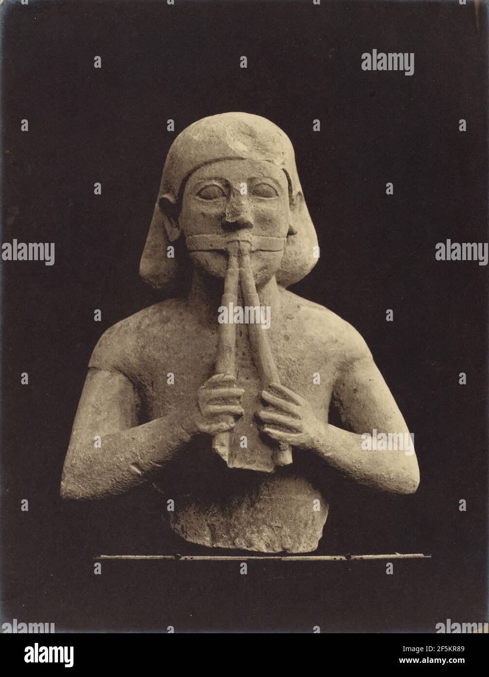 Figur eines Flötenspielers im Dienst des Tempels, der auch den Einfluss eines ägyptischen Stils zeigt. Stephen Thompson (britisch, ca. 1830 - 1893) Stockfoto