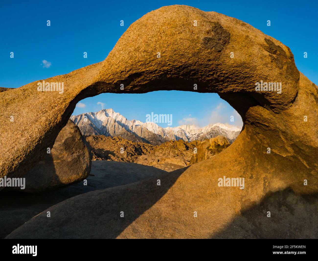 Mobius Bogen in den Alabama Hills umrahmt Mount Whitney in der East Sierra, in der Nähe von Lone Pine, Kalifornien, USA Stockfoto