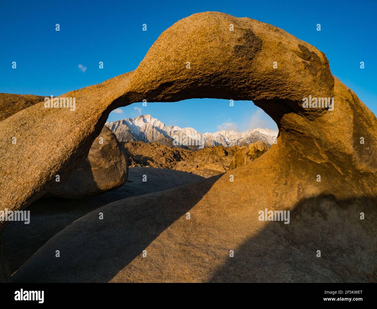 Mobius Bogen in den Alabama Hills umrahmt Mount Whitney in der East Sierra, in der Nähe von Lone Pine, Kalifornien, USA Stockfoto