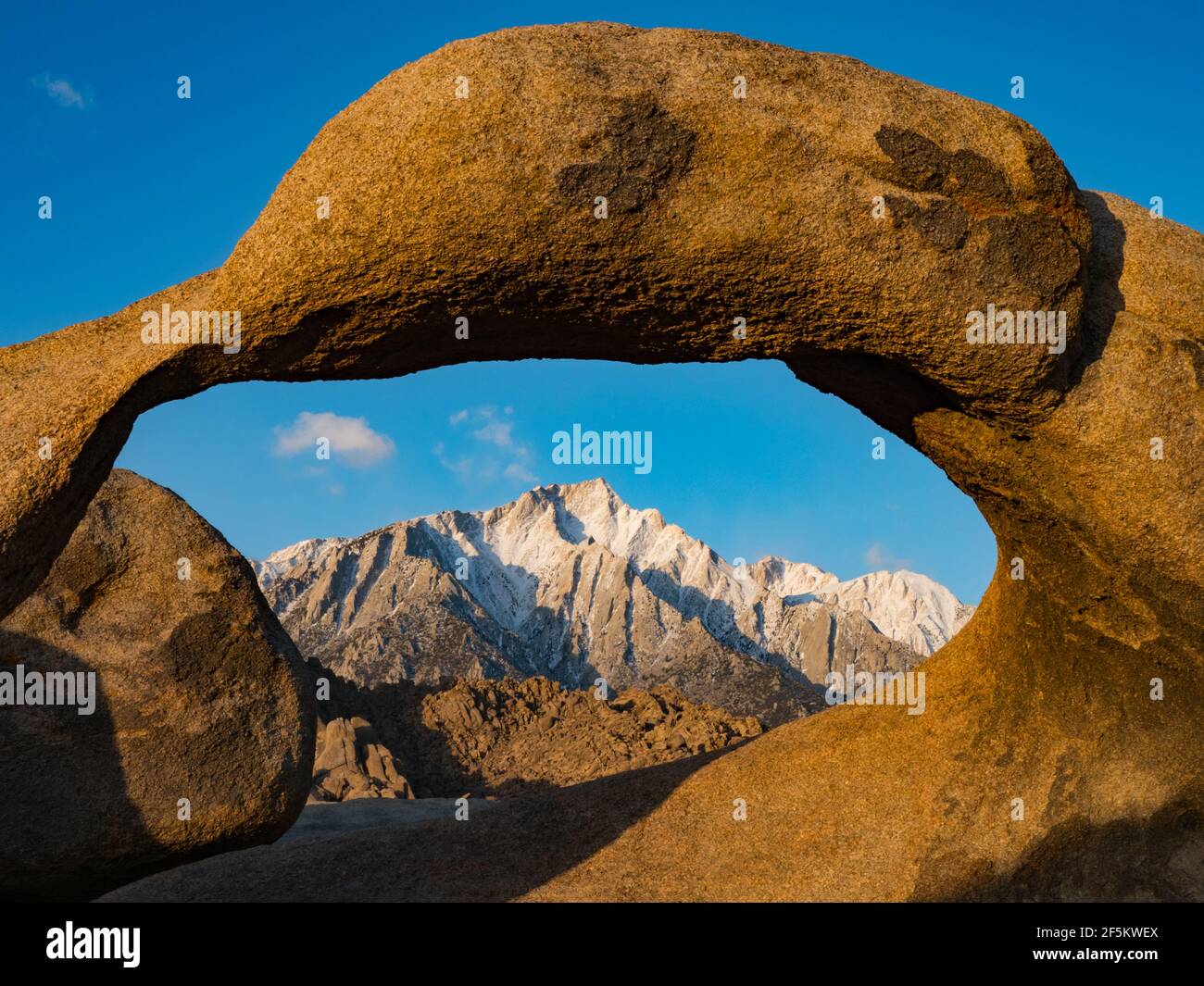 Mobius Bogen in den Alabama Hills umrahmt Mount Whitney in der East Sierra, in der Nähe von Lone Pine, Kalifornien, USA Stockfoto