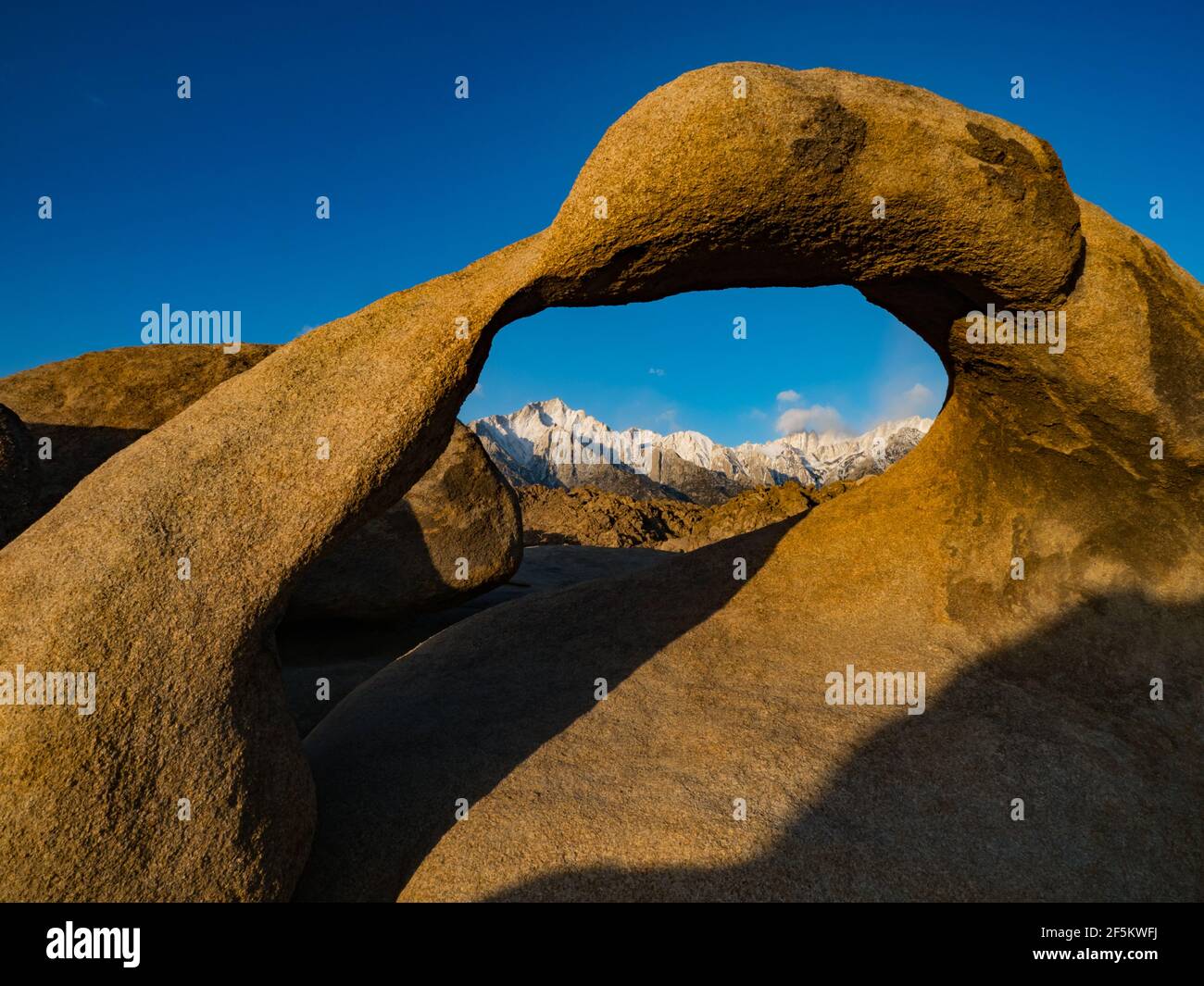 Mobius Bogen in den Alabama Hills umrahmt Mount Whitney in der East Sierra, in der Nähe von Lone Pine, Kalifornien, USA Stockfoto