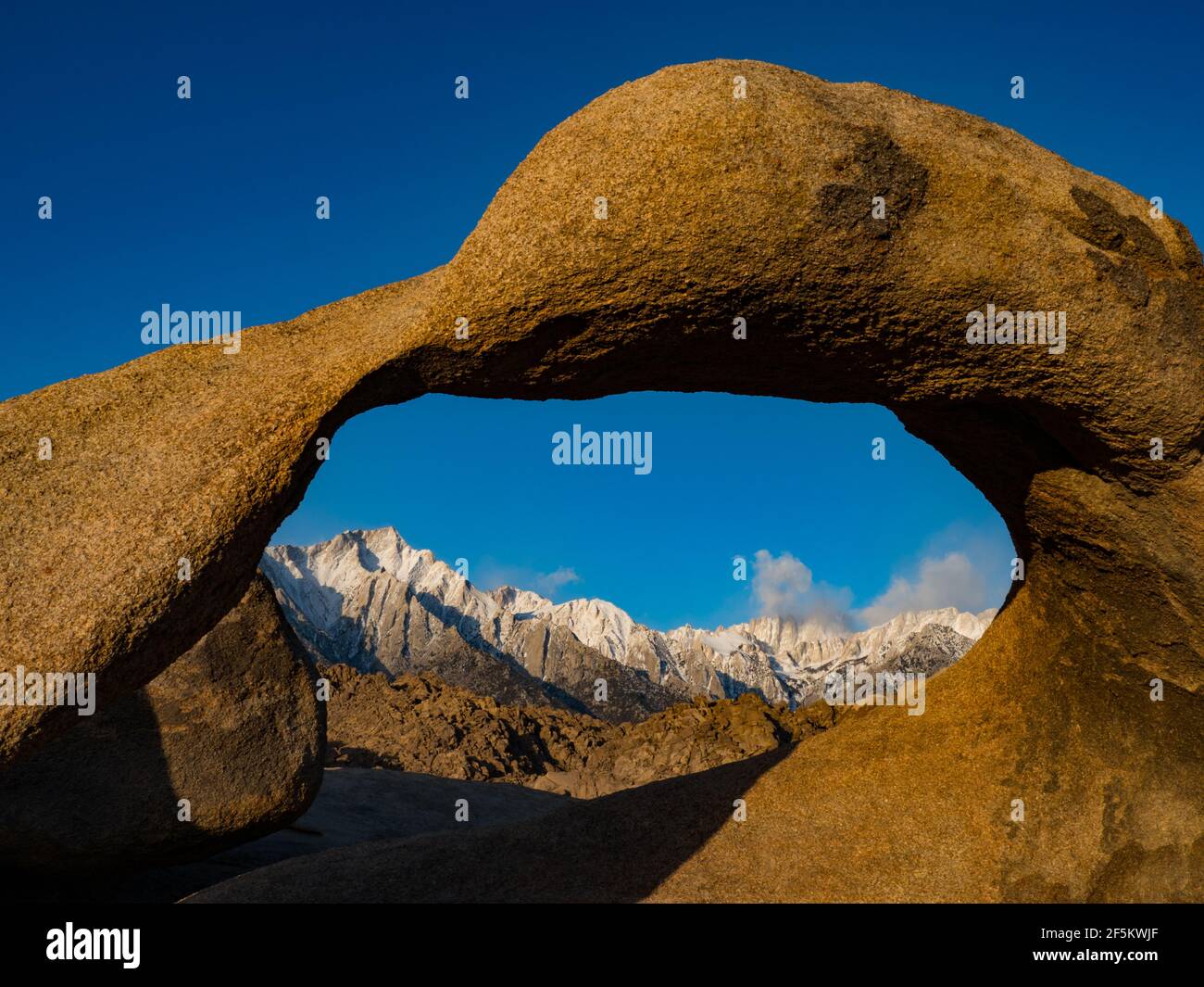 Mobius Bogen in den Alabama Hills umrahmt Mount Whitney in der East Sierra, in der Nähe von Lone Pine, Kalifornien, USA Stockfoto