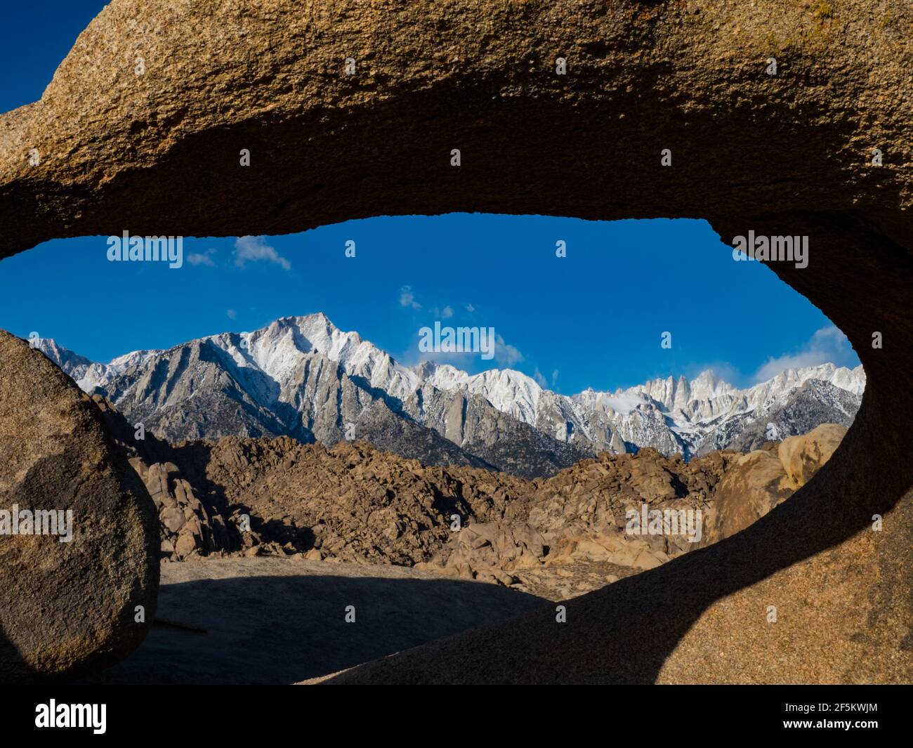 Mobius Bogen in den Alabama Hills umrahmt Mount Whitney in der East Sierra, in der Nähe von Lone Pine, Kalifornien, USA Stockfoto