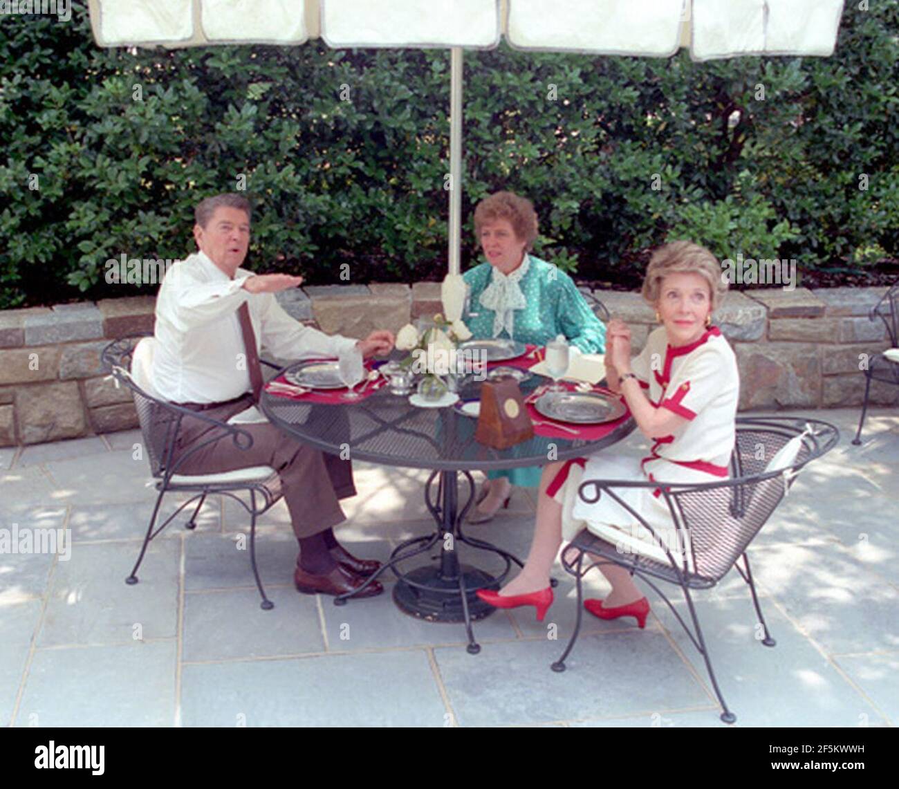 Reagans mit der Historikerin Suzanne Massie. Stockfoto