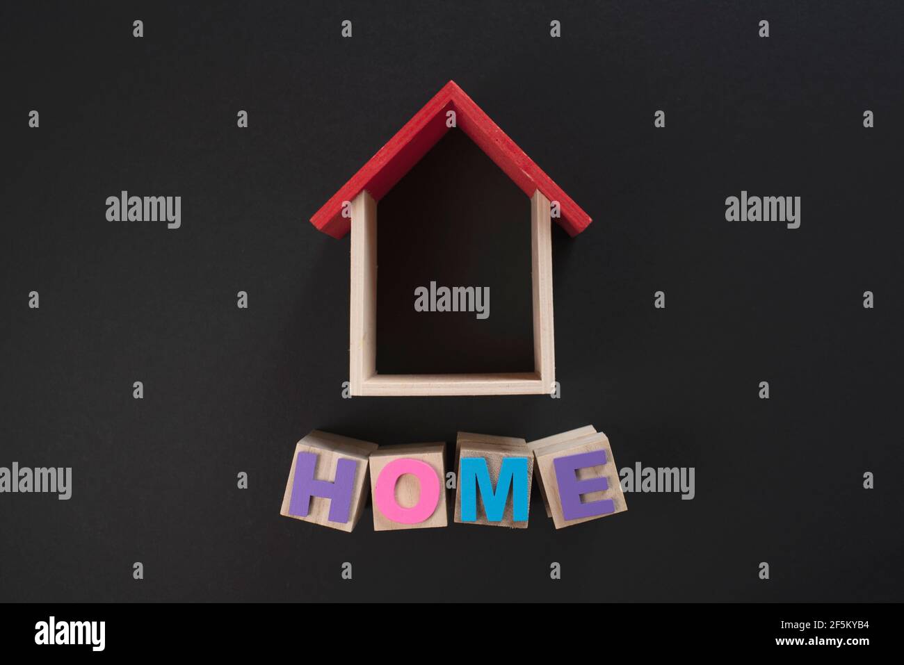 Hausform mit Worten NACH HAUSE. Konzept des Kaufs eines Hauses Stockfoto