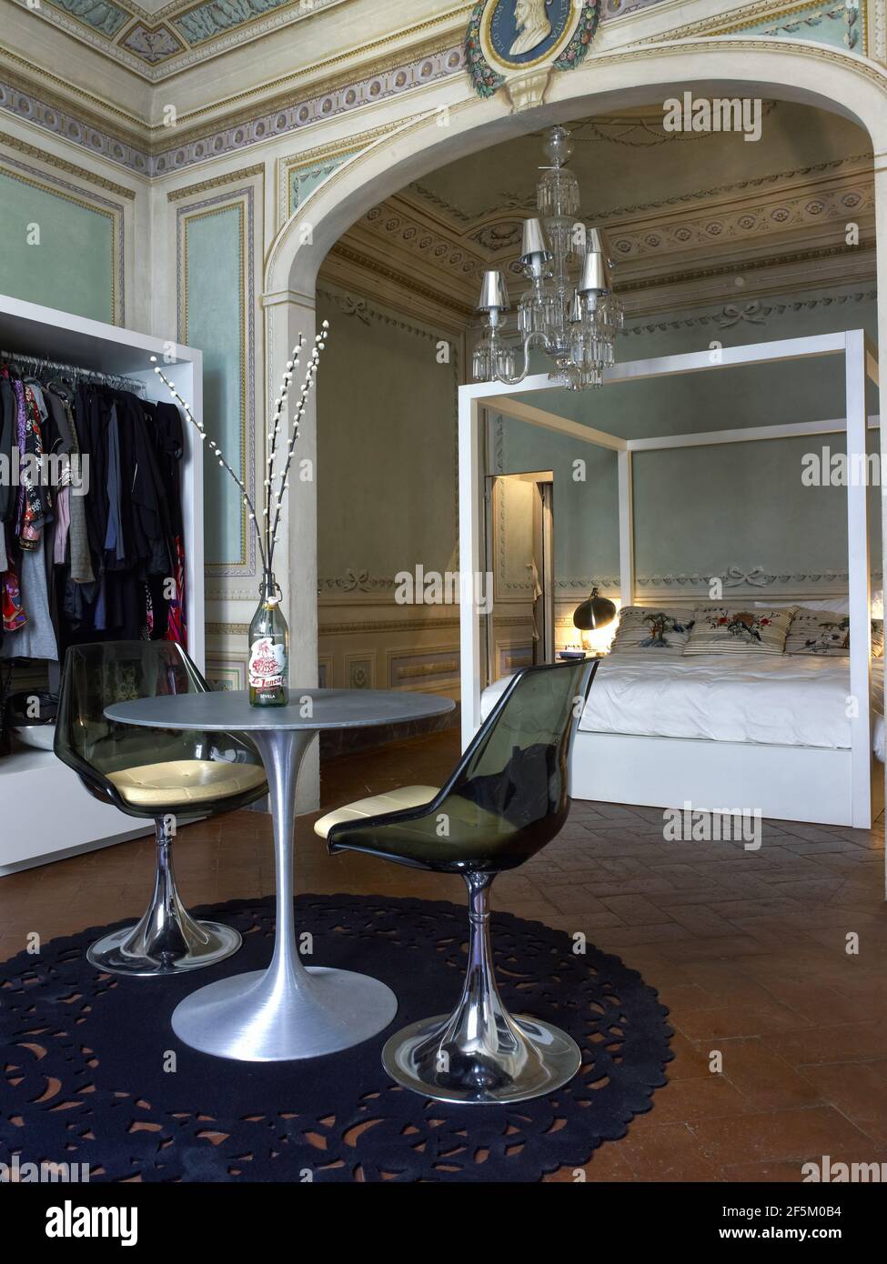 Schönes Schlafzimmer mit Kleiderschrank und Himmelbett in einem eleganten Haus in Florenz, Italien Stockfoto