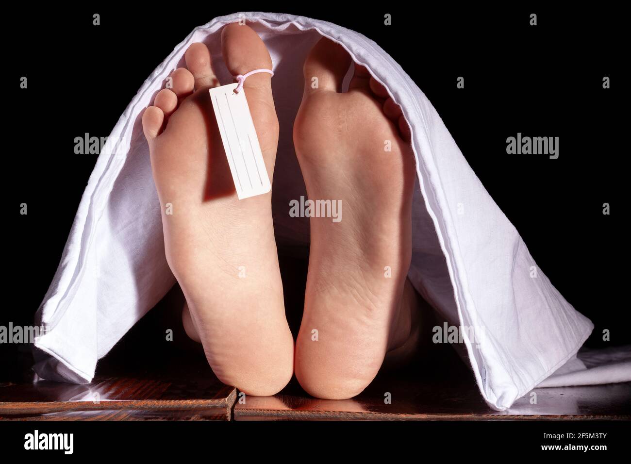 Covid19 Opfer im Leichenschauhaus. Toter Körper, Leiche mit weißer Decke bedeckt. Stockfoto