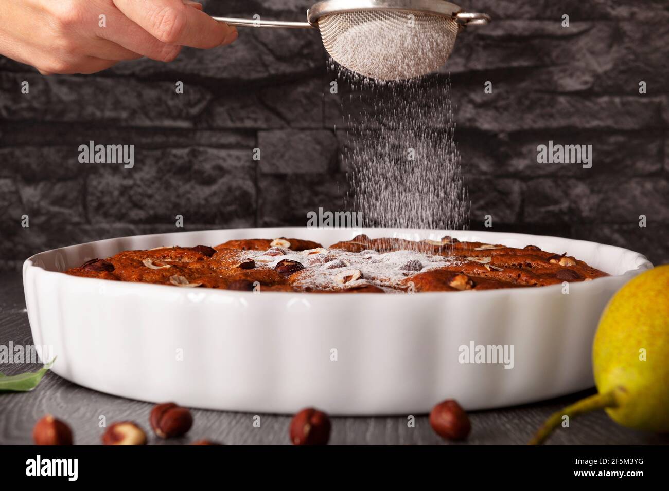 Hausgemachter Birnenkuchen. Gesundes Dessert für eine Diät, ohne Zucker, ohne Mehl und Eier. Stockfoto