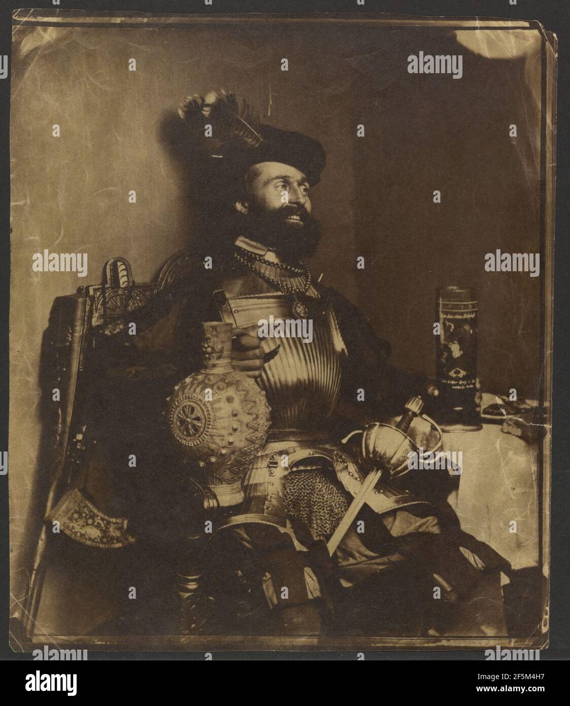 Sitzender Bartender Gentleman in der Rüstungskammer des 16. Jahrhunderts. William Lake Price (Großbritannien, 1810 - 1896) Stockfoto