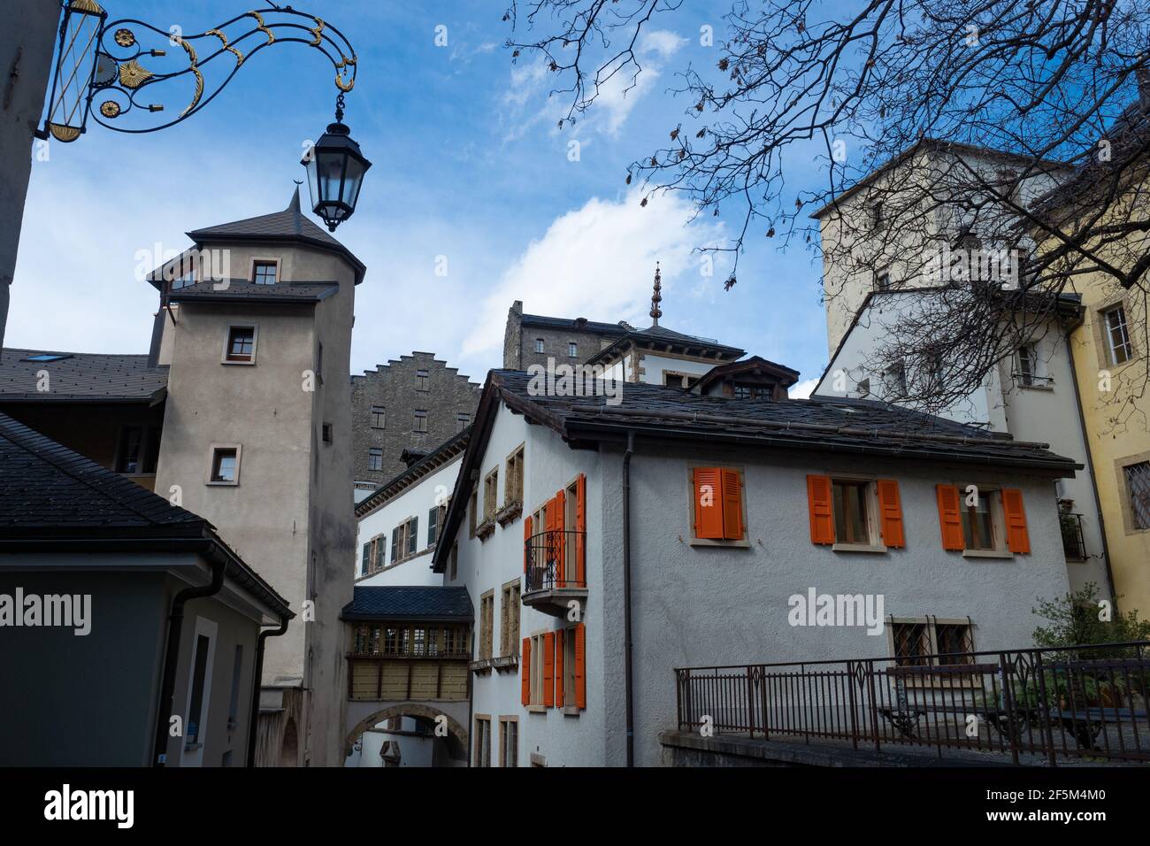 Sion, Schweiz - März 13th 2021: Innenstadt mit historischen bunten Häusern Stockfoto