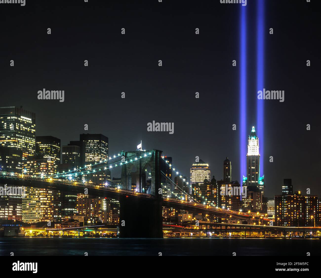 2003 HISTORISCHER ZWEITER SEPTEMBER 11 WORLD TRADE CENTER TWIN TOWERS LIGHT MEMORIAL DOWNTOWN EAST RIVER MANHATTAN NEW YORK CITY USA Stockfoto