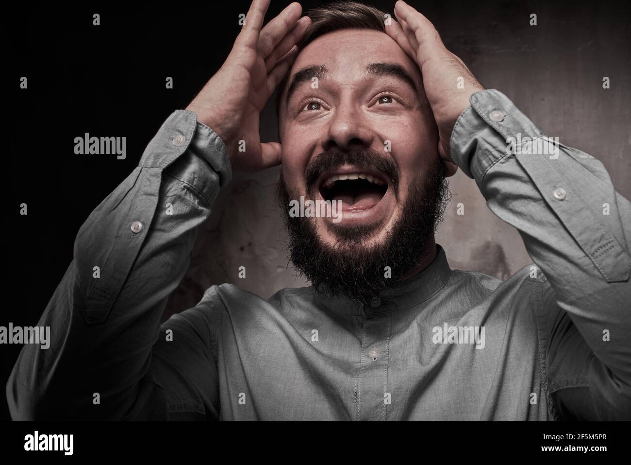Ein hübscher junger Mann mit Bart. Die Emotionen eines Mannes. Depression oder Hoffnungslosigkeit. Dramatisches emotionales Porträt eines Mannes. Hochwertige Fotos Stockfoto