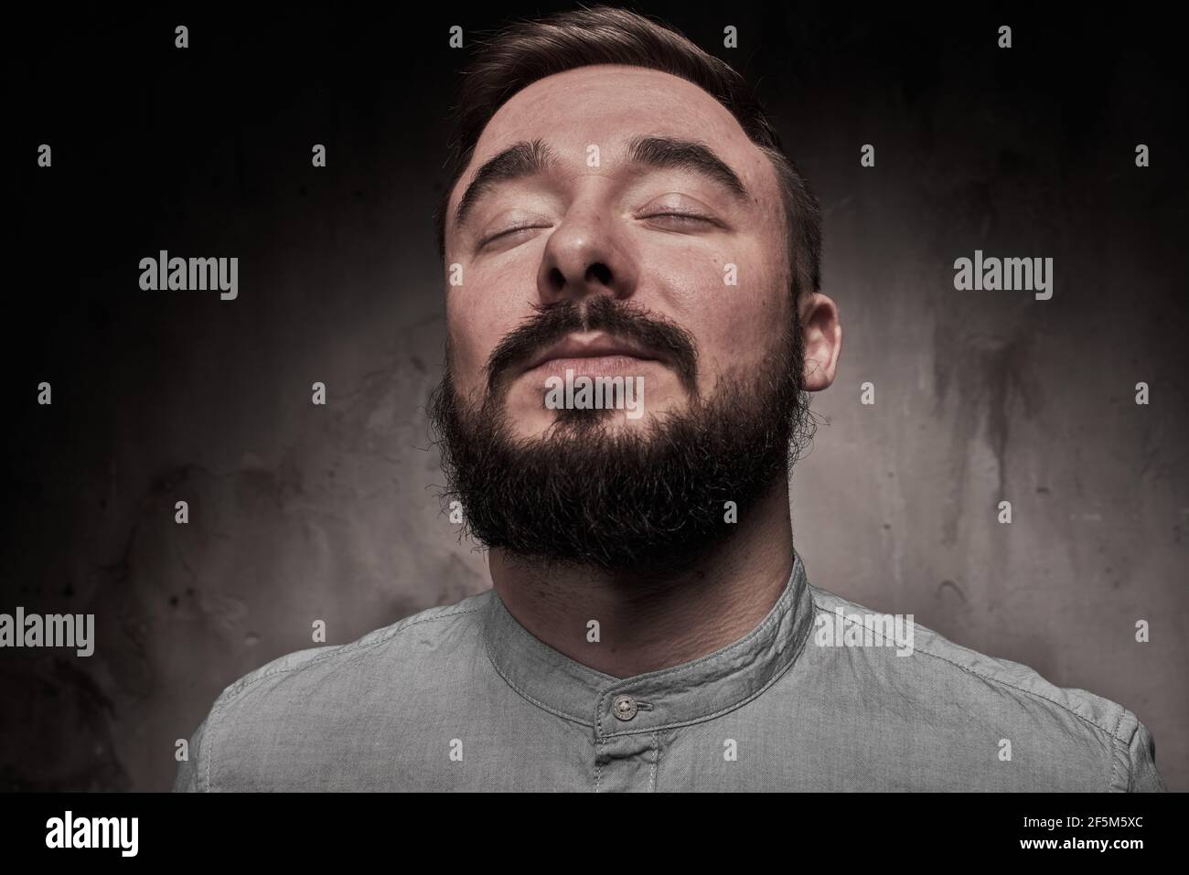 Ein hübscher junger Mann mit Bart. Die Emotionen eines Mannes. Depression oder Hoffnungslosigkeit. Dramatisches emotionales Porträt eines Mannes. Hochwertige Fotos Stockfoto