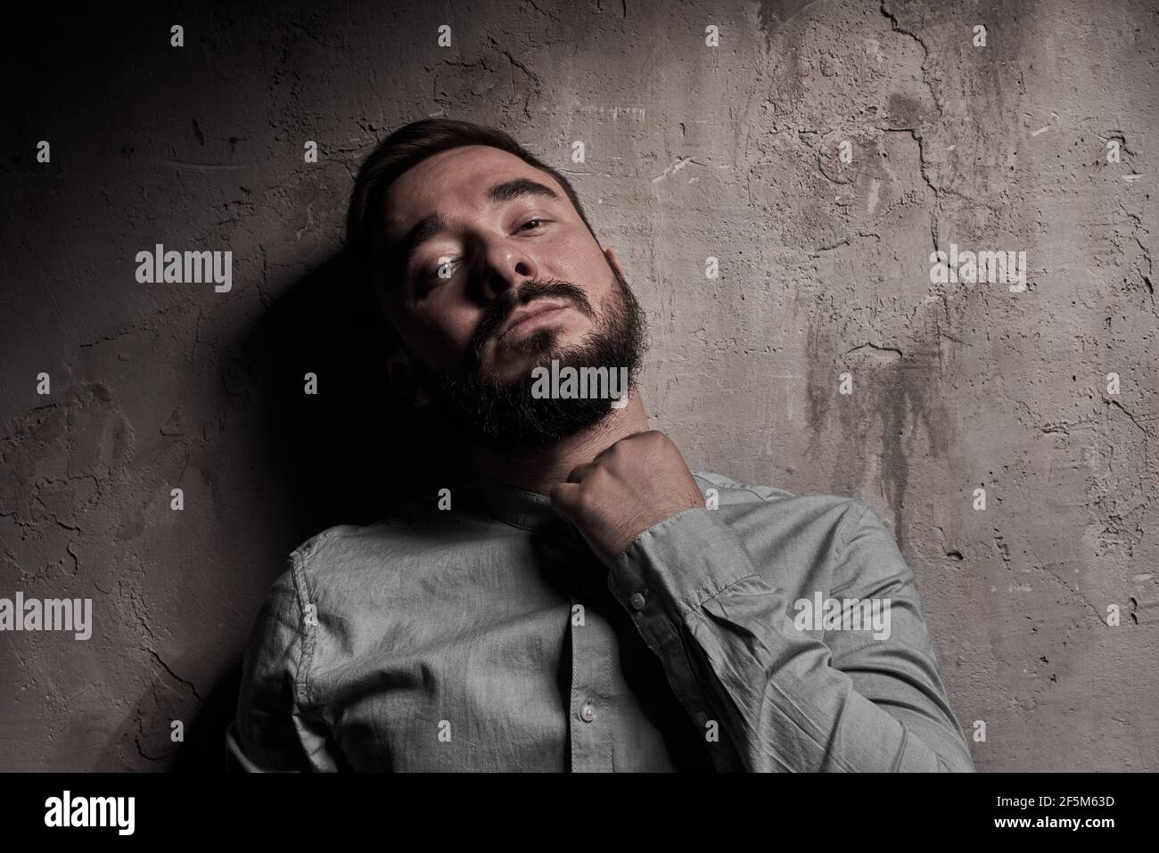 Ein hübscher junger Mann mit Bart. Die Emotionen eines Mannes. Depression oder Hoffnungslosigkeit. Dramatisches emotionales Porträt eines Mannes. Hochwertige Fotos Stockfoto