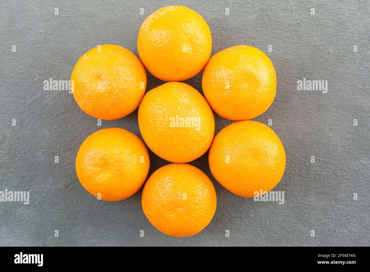 Gruppe von frischen gelben Zitrone isoliert auf Holz Hintergrund. Stockfoto