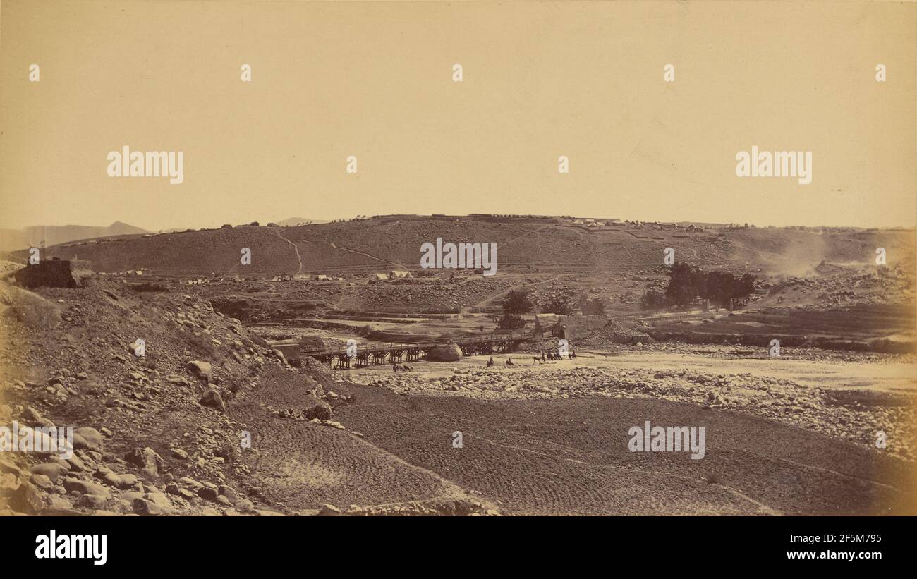 Safed Sang, Blick über den Fluss, Sapper Bridge. John Burke (Irisch, ca. 1843 - 1900) Stockfoto