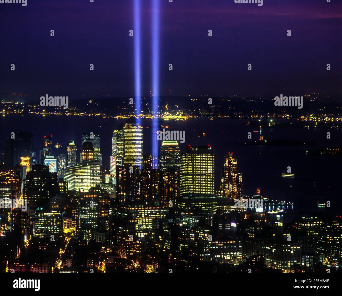 2003 HISTORISCHER ZWEITER SEPTEMBER 11 WORLD TRADE CENTER TWIN TOWERS LIGHT MEMORIAL DOWNTOWN MANHATTAN NEW YORK CITY USA Stockfoto