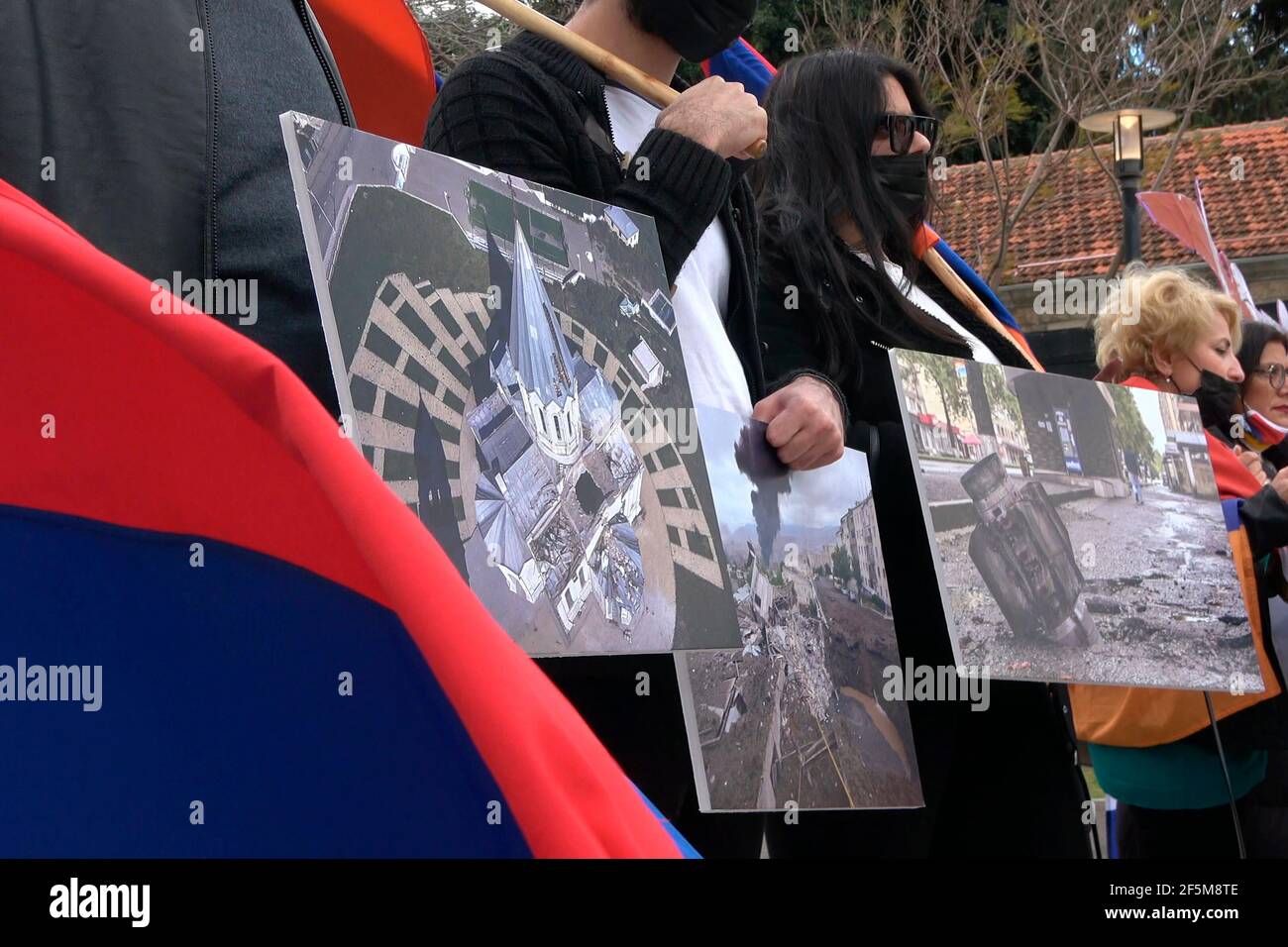 Mitglieder der armenischen Gemeinschaft halten Fotos von Orten in Berg-Karabach, nachdem sie von Drohnen der Aserischen Armee während eines Protestes gegen israelische Waffenverkäufe an Aserbaidschan vor dem israelischen Verteidigungsministerium am 26. März 2021 in Tel Aviv, Israel, getroffen wurden. Israel wurde von Armeniern und armenischen Anhängern beschuldigt, sich an der aserbaidschanischen Politik beteiligt zu haben und wissentlich Drohnen zu verkaufen, die während des letzten Krieges zwischen Aserbaidschan und Armenien für den Angriff auf die Zivilbevölkerung im umstrittenen Gebiet Berg-Karabach verwendet wurden. Stockfoto