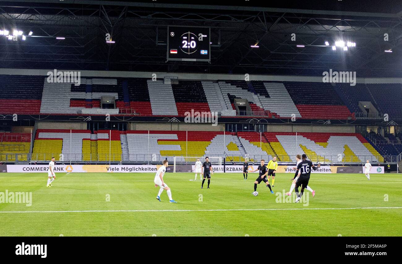 Spielszene um Joshua KIMMICH (GER/No 6) vor einer Choreographie in den deutschen Farben und dem Schriftzug 'Aû ein Team' Aû auf der Tribüne, Action, Fußball Laenderspiel, WM-Qualifikationsgruppe J Spieltag 1, Deutschland (GER) - Island ( ISL) 3: 0, am 25th. März 2021 in Duisburg/Deutschland. ¬ Verwendung weltweit Stockfoto