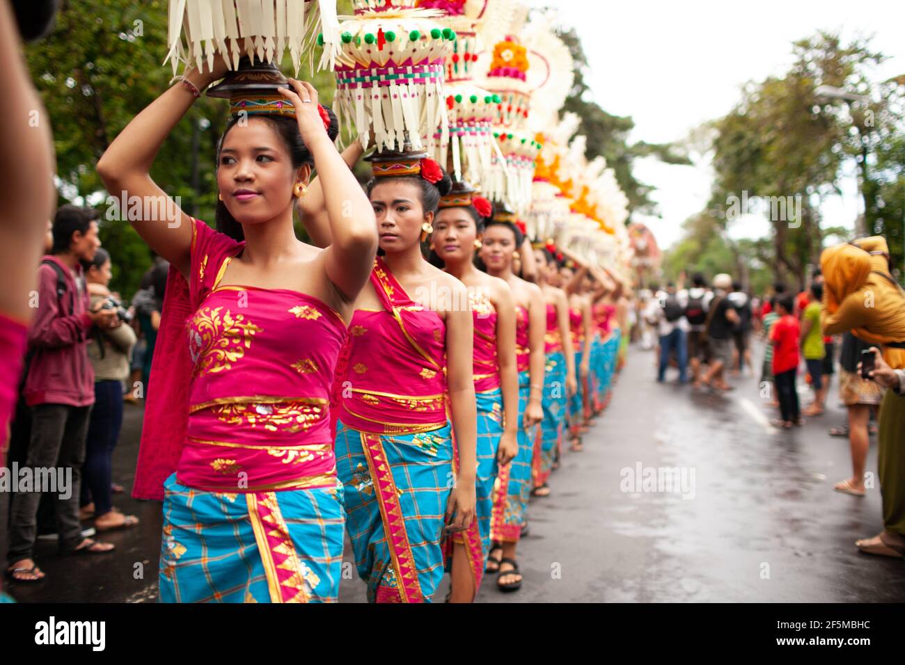 DENPASAR/BALI-JUNI 15 2013: Eröffnung des Bali Art Festivals Stockfoto