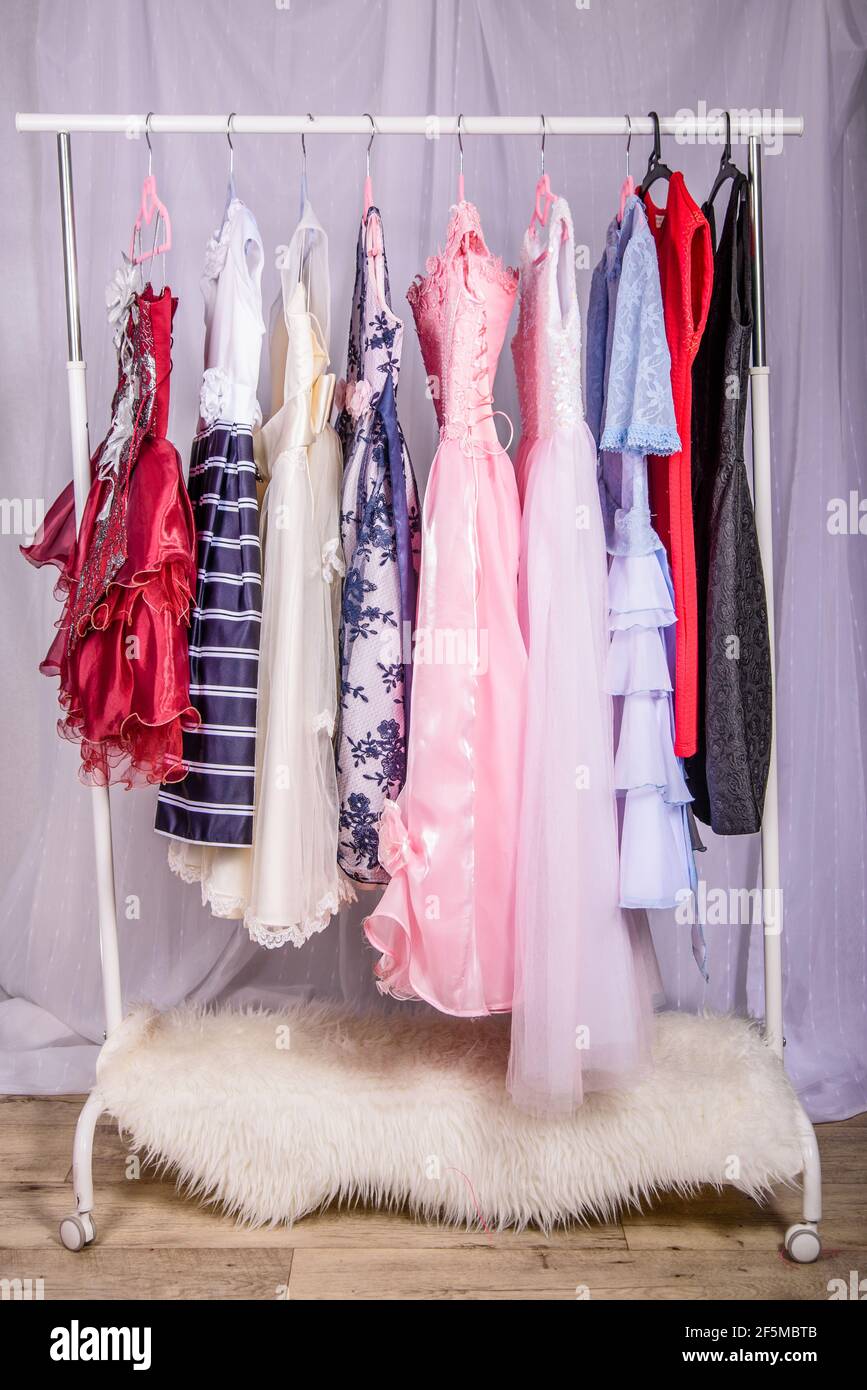 Mädchen Mode Kleidung, hängen bunte Kleider auf Kleiderbügel in einem  Geschäft oder Showroom Stockfotografie - Alamy