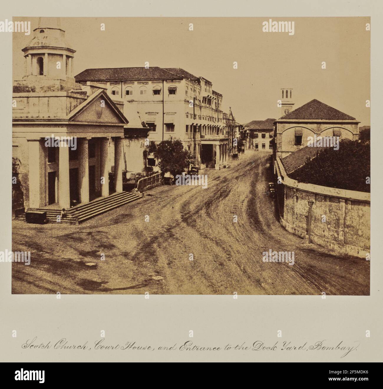 Scotch Kirche, Court House, und Eingang zum Dock Yard, Bombay.. Stockfoto