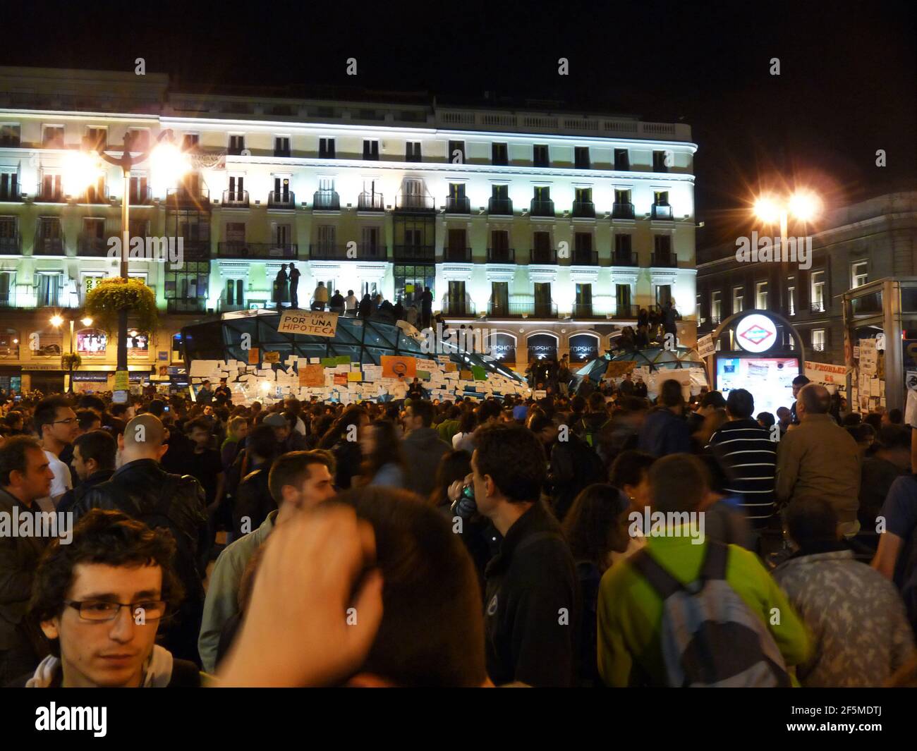 Madrid, Spanien; Mai 19 2011. Puerta del Sol in Madrid während der 15-M Proteste, mit der U-Bahn-Station voller aufgeklebter Banner. Fotografie aufgenommen auf M Stockfoto