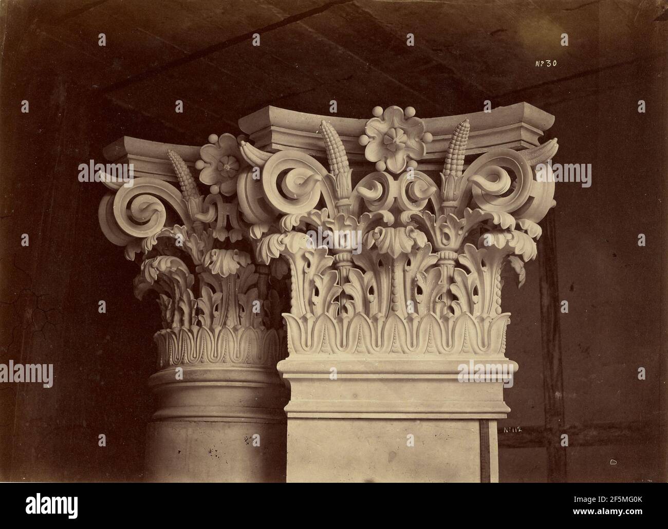 Chapiteau des colonnes et des pilastres de la salle.. Louis-Émile Durandelle (Französisch, 1839 - 1917) Stockfoto
