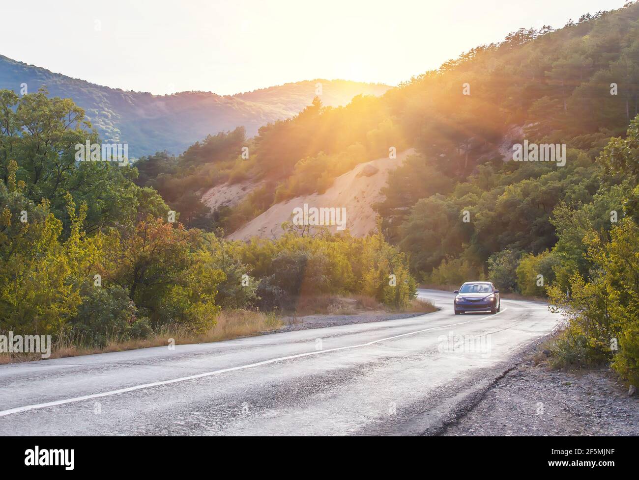 Schöne Landschaft mit Bergen, Straße und Auto Stockfoto