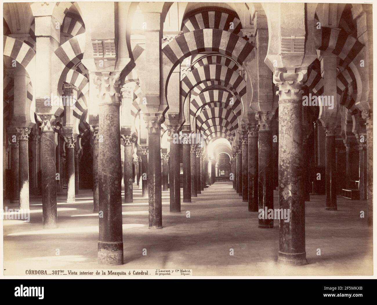 Blick auf den Innenraum von Mezquita oder Catedral, Cordoba. Juan Laurent (Französisch, 1816 - 1886) Stockfoto