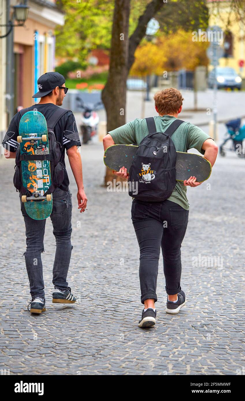 Jungs mit Skateboards auf den Straßen von Szentendre, Ungarn Stockfoto