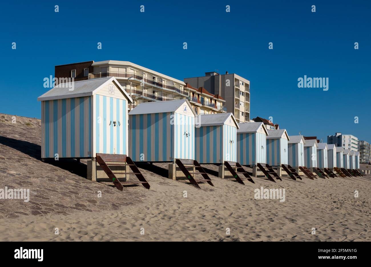 Gestreifte Strandhütten in Hardelot, Frankreich. Stockfoto