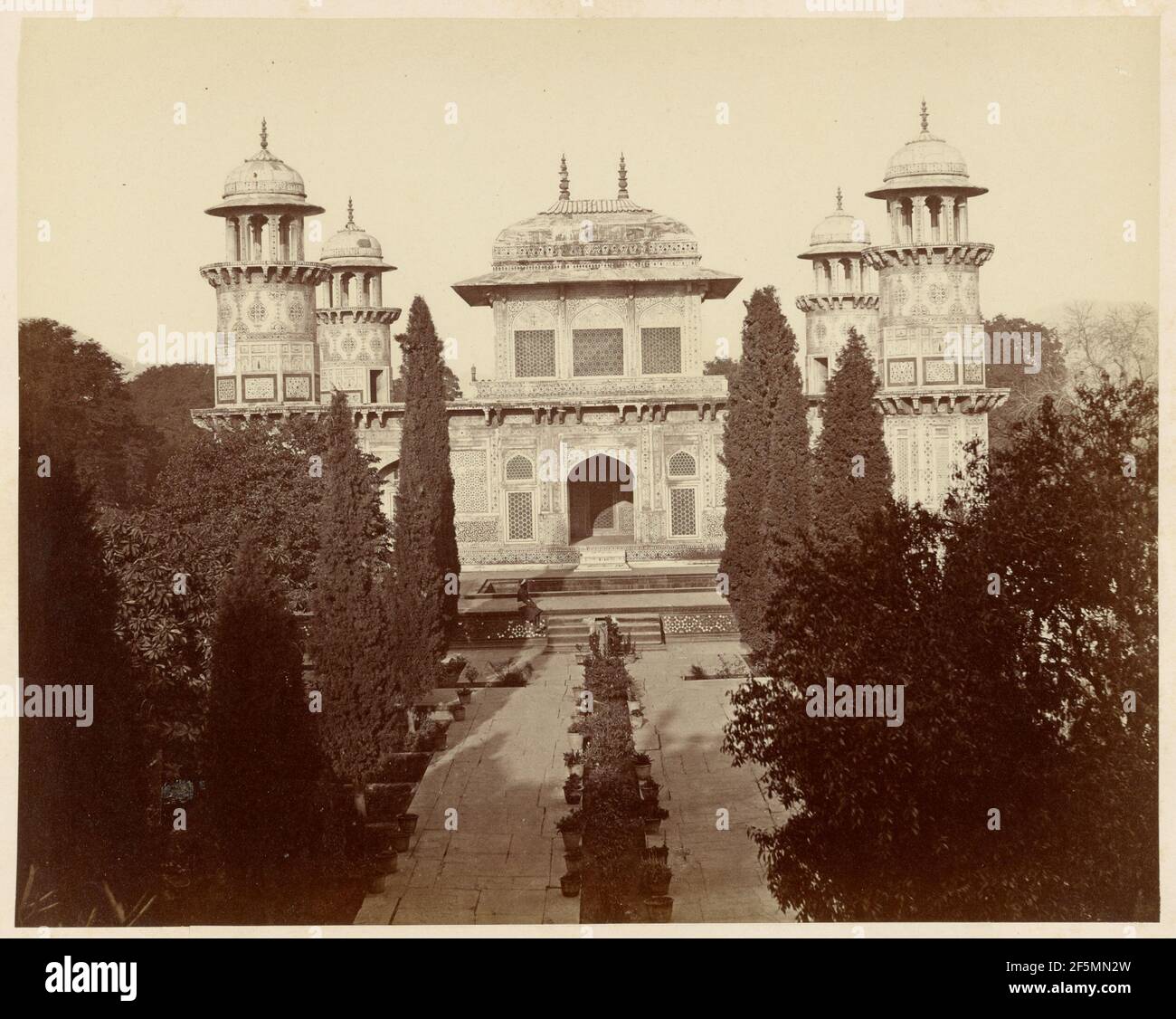 Agra - das Grab von Itimad-ud-dowla. Capt. E.C. Impey (Britisch, geboren Frankreich, 1830 - 1904) Stockfoto Agra - das Grab von Itimad-ud-dowla. Capt. E.C. Impey (Britisch, geboren Frankreich, 1830 - 1904) Stockfoto
