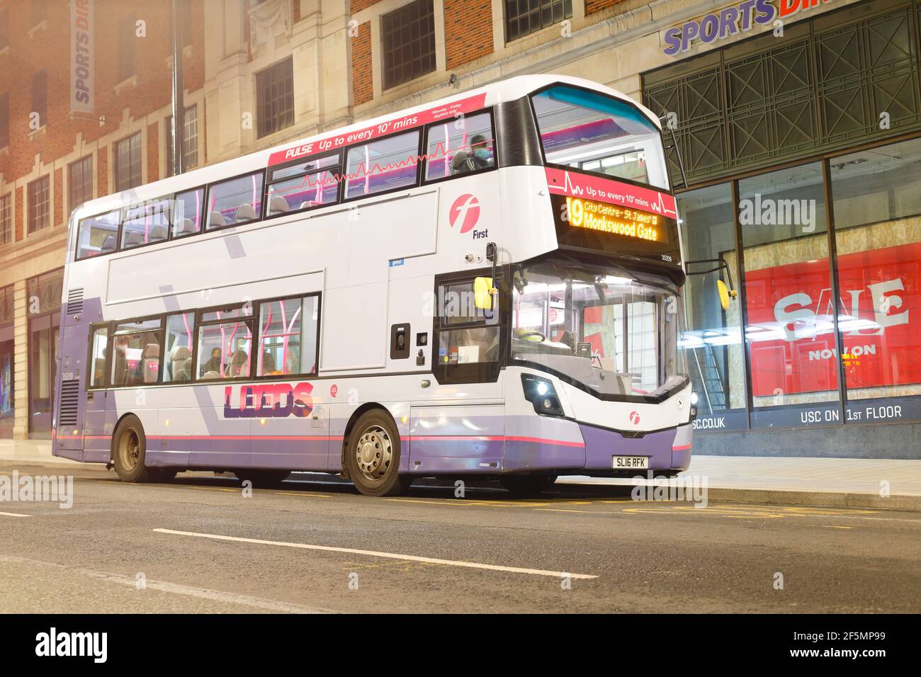 Ein Doppeldeckerbus in Leeds, betrieben von First Bus Company. Stockfoto