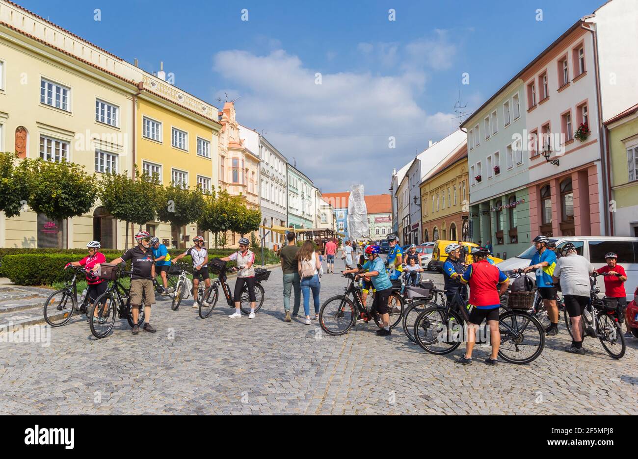 Ältere Erwachsene, die mit dem Fahrrad in einer Gruppe in Mikulov, Tschechische Republik reisen Stockfoto