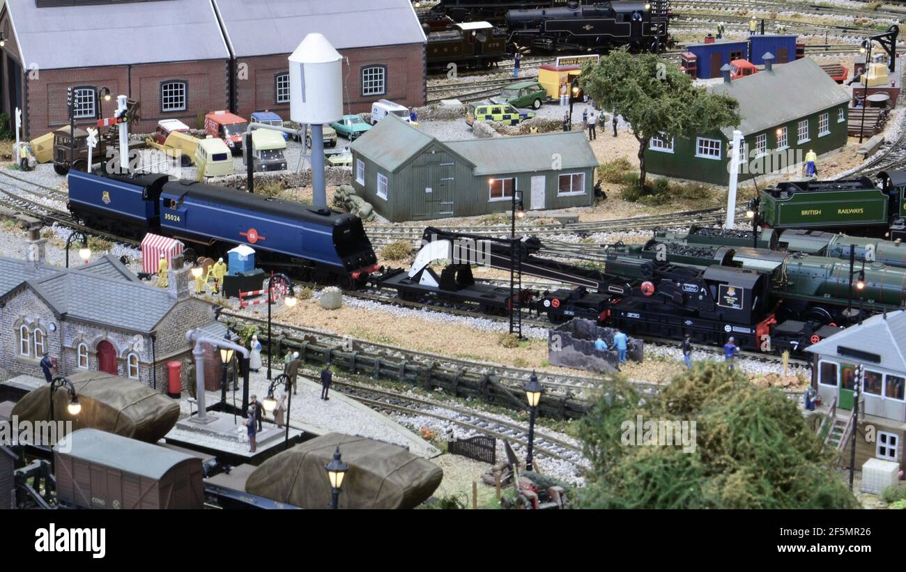 East Asiatic Company eine Merchant Navy-Lokomotive, die einen Bergungskran auf einer Modelleisenbahn zieht. Stockfoto