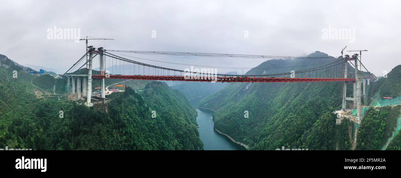 Führung. März 2021, 27th. Luftpanoramabo aufgenommen am 27. März 2021 zeigt die Baustelle der Yangbaoshan Grand Bridge im Guiding County, südwestlich der chinesischen Provinz Guizhou. Die große Brücke, die Teil des Guiyang-Huangping Highway ist, erstreckt sich mit einer Spannweite von 650 Metern über eine Länge von 1.112 Metern. Quelle: Yang Wenbin/Xinhua/Alamy Live News Stockfoto