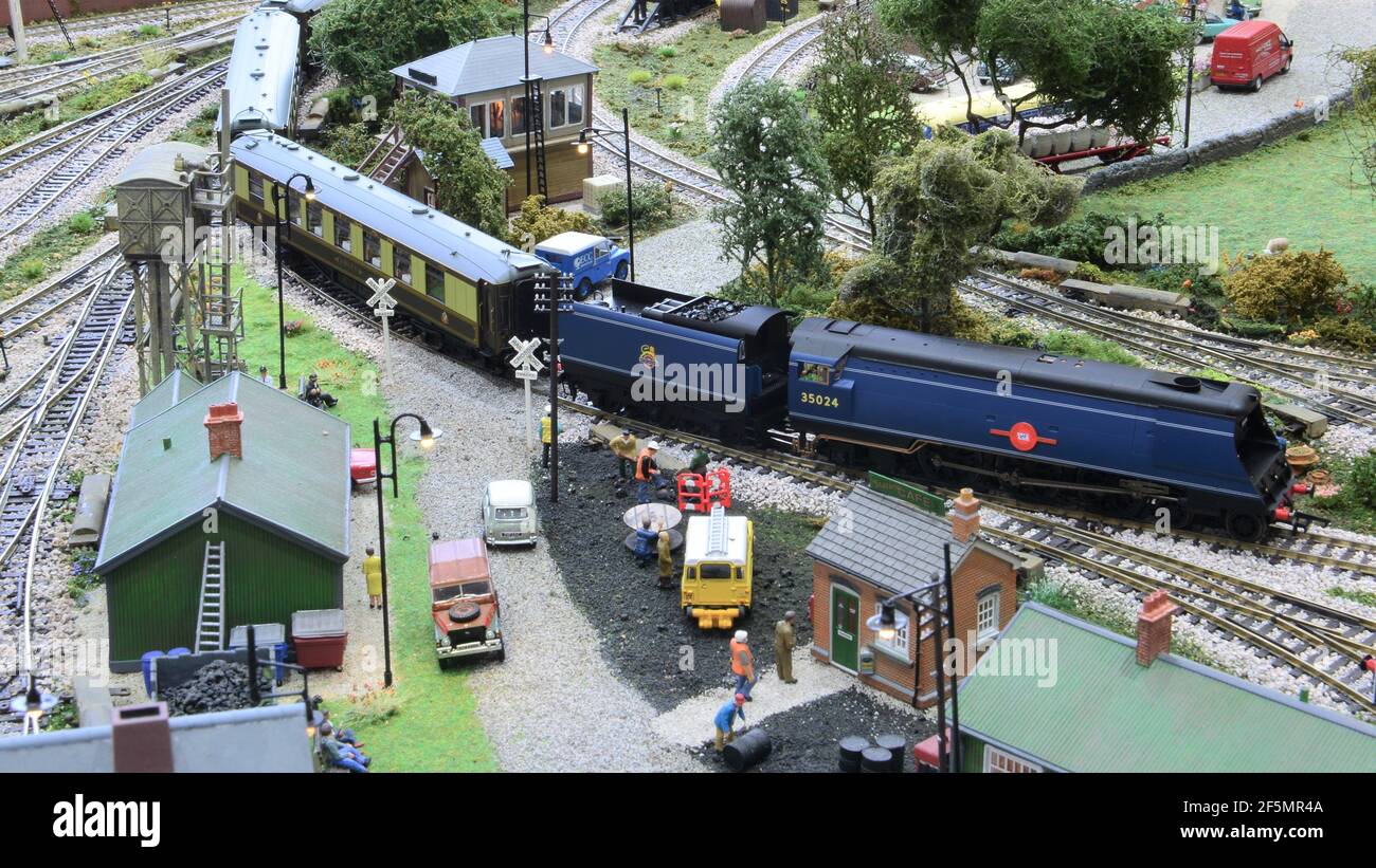 East Asiatic Company eine Merchant Navy-Lokomotive, die Pullman-Autos auf einer Modelleisenbahn zieht. Stockfoto